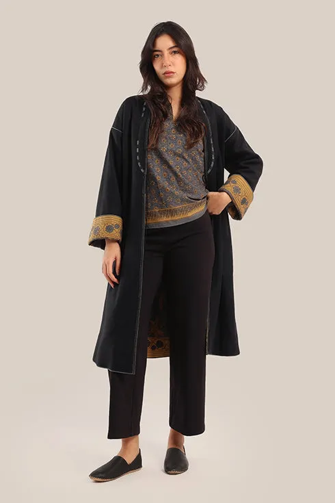 Reversible long sleeve coat in polar fleece and printed cotton with embroidered collar, and functional pockets.