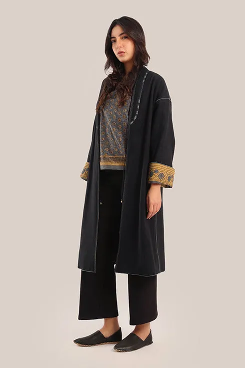Reversible long sleeve coat in polar fleece and printed cotton with embroidered collar, and functional pockets.