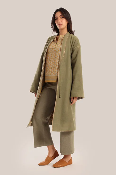 Reversible long sleeve coat in polar fleece and printed cotton with embroidered collar, and functional pockets.