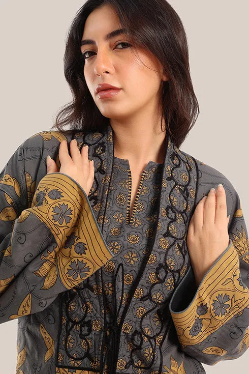 Reversible long sleeve coat in polar fleece and printed cotton with embroidered collar, and functional pockets.