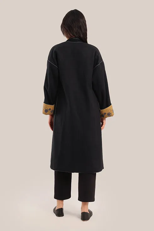 Reversible long sleeve coat in polar fleece and printed cotton with embroidered collar, and functional pockets.