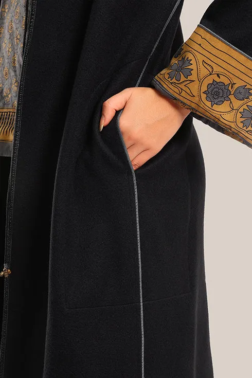Reversible long sleeve coat in polar fleece and printed cotton with embroidered collar, and functional pockets.
